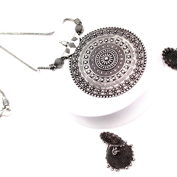 SILVER OXIDIZED BRASS ROUND DESIGN LONG 24 INCHES ADJUSTABLE CHAIN WITH ONE PAIR OF JIMMIKI